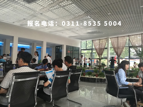 石家莊鐵路職業(yè)技工學(xué)校學(xué)費(fèi)一年多少？