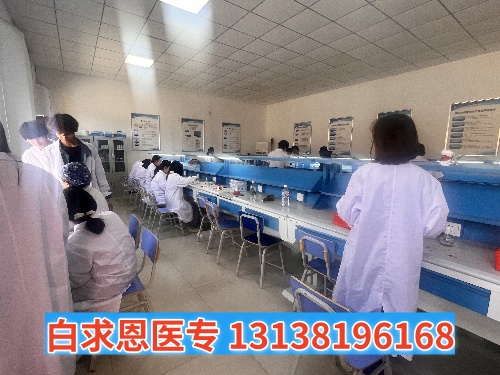 石家莊白求恩醫(yī)學(xué)中專學(xué)校多長時間放假一次？