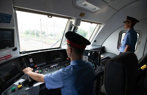 非鐵路專業(yè)能參加火車司機(jī)短期培訓(xùn)嗎？火車司機(jī)招聘要求
