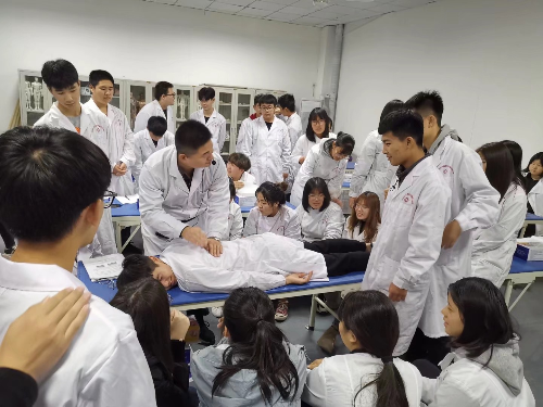 以后想當臨床醫(yī)生，上石家莊冀聯(lián)醫(yī)學(xué)中專學(xué)校選什么專業(yè)？